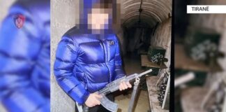 Mbante mjet prerës gjatë mësimit dhe nxitej nga i ati për të përdorur armë zjarri, nën hetim 16-vjeçari! Babai në kërkim