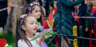 DITAeVERËS ?? Të vegjlit energjik të klasave përgatitore të Elbasanit nisin festimet