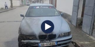 Katër të rinj i vunë flakën makinës në Korçë, gjyshja: Nipi u zu me ta, na mori në telefon komshija, na tha po ju digjet makina