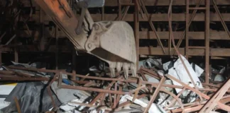 Stuhia rrëzon billboard-in, vriten 14 persona! Publikohet video e tmerrit në Indi