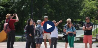 “Amerikanët janë më dorëlëshuarit me bakshishe”/ Veset e turistëve, kush është më koprraci dhe kush pi më shumë alkool?