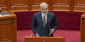 Rama mban fjalën në Kuvend, opozita krijon kaos! Deputetët u bien tavolinave, kryeministri: Korrupsioni, një ‘kancer’ i trashëguar në Shqipëri