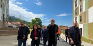 336 apartamente për familjet e prekura nga tërmeti, Rama u dorëzon çelësat disa prej banorëve
