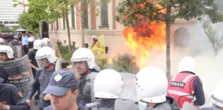 Protesta me molotov drejt Bashkisë së Tiranës, ndalohet 38-vjeçari