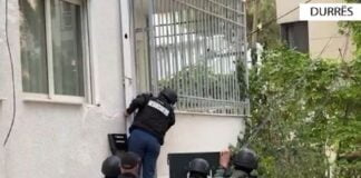 Mbajti peng fëmijët dhe qëlloi me armë zjarri, forcat RENEA arrestojnë 40-vjeçarin