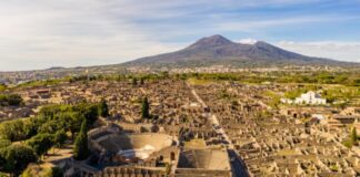 Po vizitonte vullkanin pranë Napolit, temperaturat e larta i marrin jetën turistit britanik