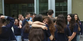 Fotot/ Mes përqafimeve, maturantët mbyllin provimin e gjuhës së huaj