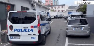 Vodhën një makinë në fshatin Petresh dhe e braktisën pasi mori flakë gjatë rrugës, në kërkim dy autorët