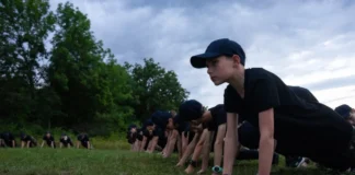 “Mos u anko”! Fëmijët ukrainas në kampin veror “patriotik”, përjetojnë ndjesinë e luftës në llogore