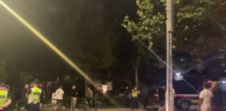 Aksident i rëndë në Tiranë! Përplasje e fortë mes dy mjeteve, njëra prej tyre përfundon pranë Lanës (Detajet)