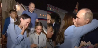 Familja me lot në sy përqafon Putin! Presidenti rus mirëpret të liruarit nga shkëmbim i të burgosurve si heronj besnikë ndaj atdheut