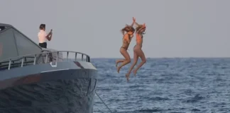 Rita Ora thyen ‘rrjetin’ me fotot me bikini, më në formë se kurrë gjatë pushimeve në Spanjë me bashkëshortin