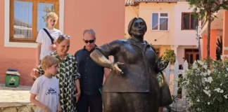 Rama ndan videon, familja nga Afrika e Jugut zgjedh Shqipërinë për të kaluar pushimet verore