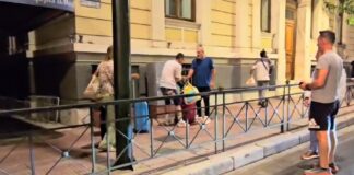 Video/ Të pa kënaqur nga shërbimin, turistët godasin taksistin në Athinë