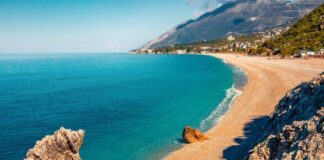 “Daily Express” artikull për Dhërmiun: Fshat i bukur bregdetar me plazh të mahnitshëm