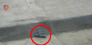 Qarkullonte me armë zjarri, sapo u pikas nga policia e hedh në taracën e një lokali! Arrestohet 23-vjeçari