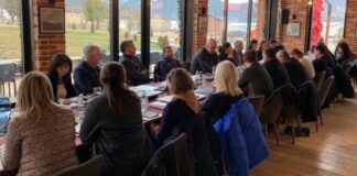 Mblidhet grupi i PS në Elbasan, Rama shkon për drekë me deputetët (Axhenda)