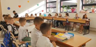 Dita e parë e shkollës, mijëra nxënës nisin sot mësimin në Elbasan