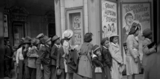 Udhëtim në kohë? Fotoja e vitit 1941 bën lëmsh rrjetin, djali po mban në dorë një …