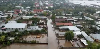 Përmbytje masive në Rumani, uji deri në 3 metra: Njerëzit “pushtojnë” çatitë!