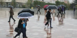 Reshje shiu dhe stuhi të forta ere, si parashikohet moti për këtë të diel