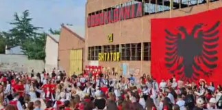 Parada “Rrënjët e zemrës”/ Itali, në rrugët e Astit marshimi i shqiptarëve të veshur kuq e zi
