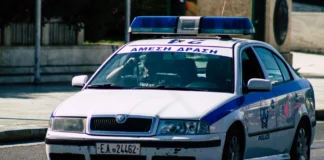 Skenë filmash! I maskuar dhe me paruke, vidhet një bankë në mes të Athinës, autori largohet i pa shqetësuar