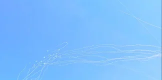 Video ekskluzive/ Qielli “pikturohet” nga raketat e Hezbollahut në drejtim të Izraelit, momenti kur Iron Dome i shkatërron në ajër