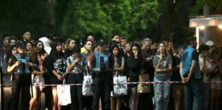 Vdekja tragjike e yllit të “One Direction”/ Mjekët ligjorë ekzaminojnë skenën në hotelin ku u rrëzua, fansat mblidhen jashtë