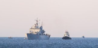 FOTOT/ Me 16 emigrantë në bord, mbërrin në Shëngjin anija “Libra” me klandestinët e parë nga Italia