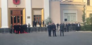 Gardh metalik para derës së Kuvendit/ Merren masa para nisjes së seancës plenare, opozita pritet me të njëjtin skenar