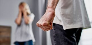 Mësoi se gruaja e tij po bënte fshehurazi botoks, burri e dhunon: E dua ashtu siç është