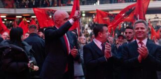 “Një ditë kuqezi në Londër”, Rama ndan fotot nga takimi me shqiptarët në Angli