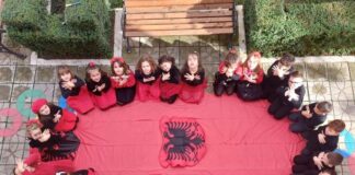 Festat e Nëntorit, Llatja përcjellë atmosferën e vogëlushëve në nisje të festimeve