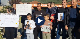 Përplasja për vdekje e 8-vjeçarit/ Dhjetëra qytetarë protestojnë në Peqin për masa nga autoritetet