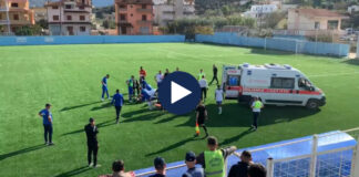 Panik në ndeshjen Oriku- Shkumbini/ Përplasje e fortë mes dy futbollistëve, njëri prej tyre humb ndjenjat