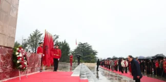 Dita e Çlirimit të Shqipërisë, Presidenti Begaj përkujton dëshmorët: Sakrifica e tyre, amaneti ynë! Aspirata për liri mbetet detyrim