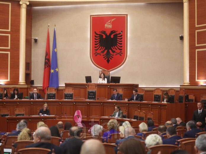 Seanca-plenare-ne-Kuvend-8-1-1068x798