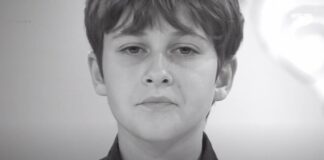 “Çfarë më bën të lumtur…”/ Vrasja e 14-vjeçarit në Tiranë, vogëlushi Rajan Lica drithëron studion e “ArtKand” me një monolog kundër dhunës