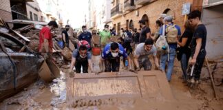 Përmbytjet në Spanjë, të paktën 213 të vdekur, shpresa për të mbijetuar zbehet