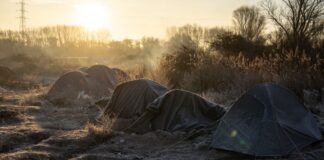 Të shtëna me armë rreth kampit francez të emigrantëve, të paktën pesë viktima! Vetëdorëzohet autori i dyshuar