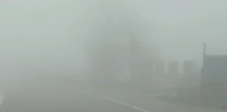 Mjegulla “pushton” Korçën, vështirësi në qarkullimin e mjeteve