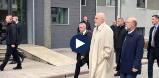 Kryeministri Rama mbërrin në Kuvendin e Kosovës, takime dhe përqafime mes deputetëve