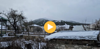 Dyndje turistësh në Voskopojë! Mjaftuan vetëm pak centimetra dëborë që të tërheqë vizitorët në fundjavë