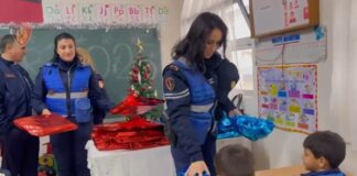 Festat e fundvitit, Policia e Elbasanit shpërndan dhurata për fëmijët