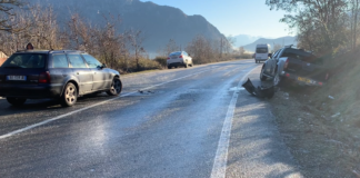 Aksident/ Përplasen dy automjete nga ngricat, një person i plagosur