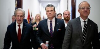 Hegseth pranë largimit nga posti i sekretari i mbrojtjes, ja dy emrat e mundshëm të Trump që pritet ta zëvendësojnë