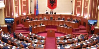 Anulimi i gjobave, PS-PD bashkojnë votat në Kuvend në seancën prej 12 orësh. Shumica rrëzon propozimet e opozitës për faljen e faturave të dritave dhe ujit