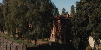 Fëmijët e tij luanin në kopsht, të burgosurit vdisnin në dhomat e gazit/ Pak metra larg Aushvicit, shtëpia e komandantit nazist hap dyert për vizitorët