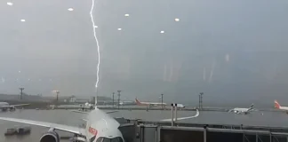 VIDEO/ Pamje të frikshme, rrufeja godet aeroplanin në aeroport